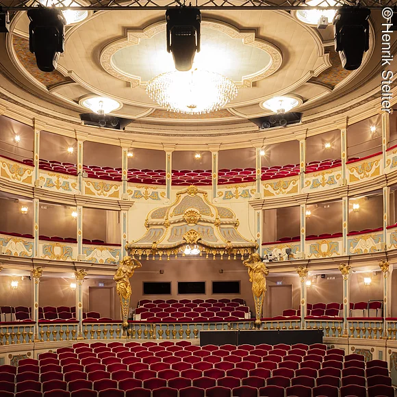 Ansicht des Markgrafentheaters von innen von der Bü+hn e aus gesehen mit den Dtuhlreihen jund den imposanten Logen