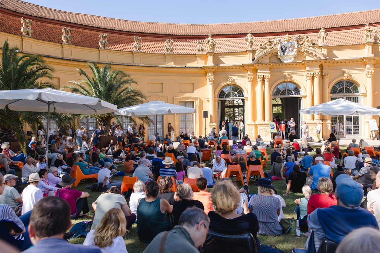 Viele Besucher bei einer Veranstaltung des Poetenfest im Schlosspark