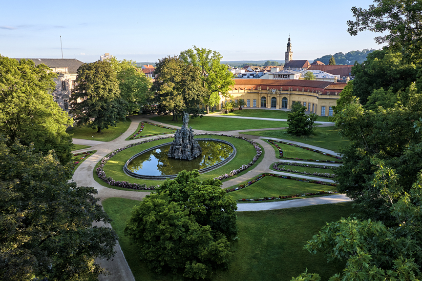 der Schlosspark mit dem Schloss im Hintergrund