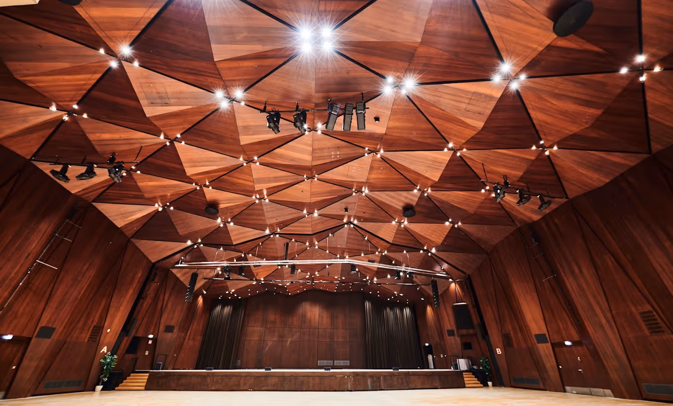 Der große Saal der Heinrich-Lades Halle mit der mrkanten verschachtelten Decke