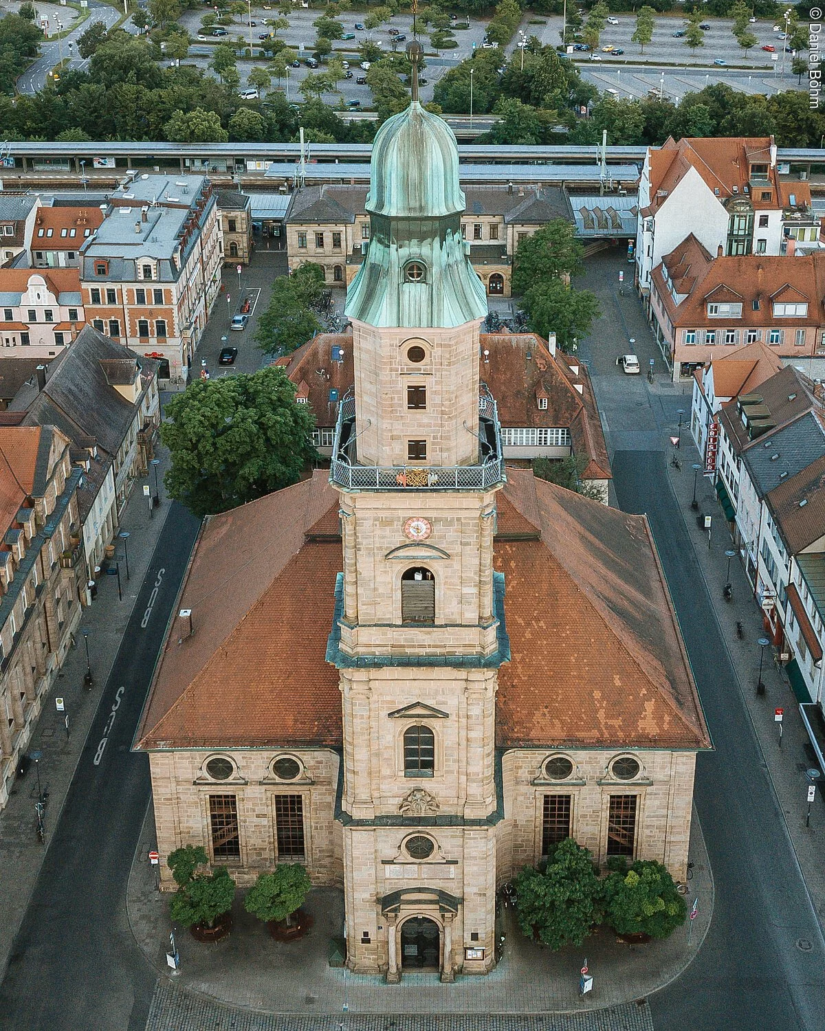 Die Hugenottenkirche mit ihrem Kreuzlosen Turm von oben