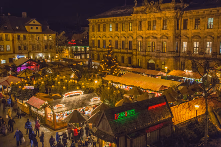 Der rimantisch erleuchtete Weihnachtsmarkt vor dem Erlanger Schloss am Abend