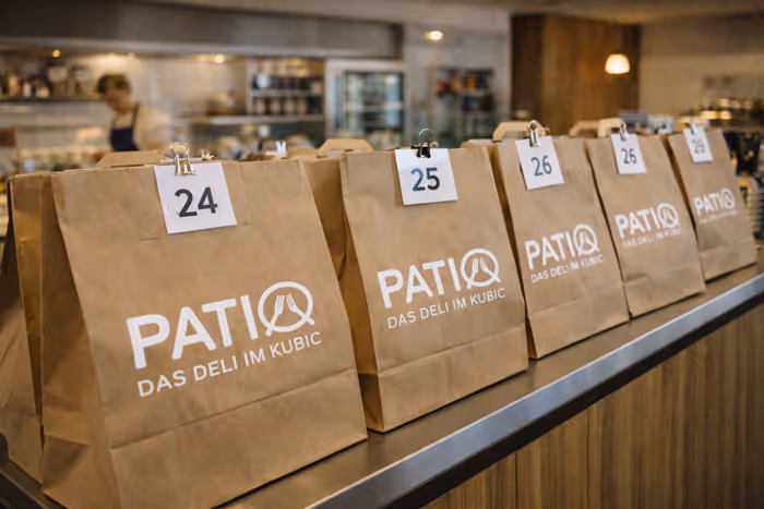 aufgereihte ToGo Tüten im Restaurant Patio