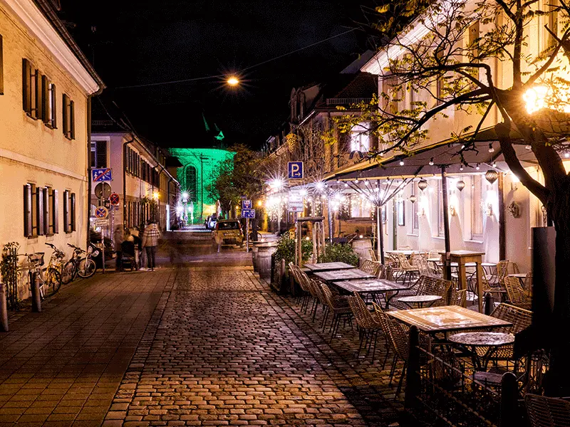 die Altstadt Straße bei nacht mir Geöffneten Cafés und Restaurants