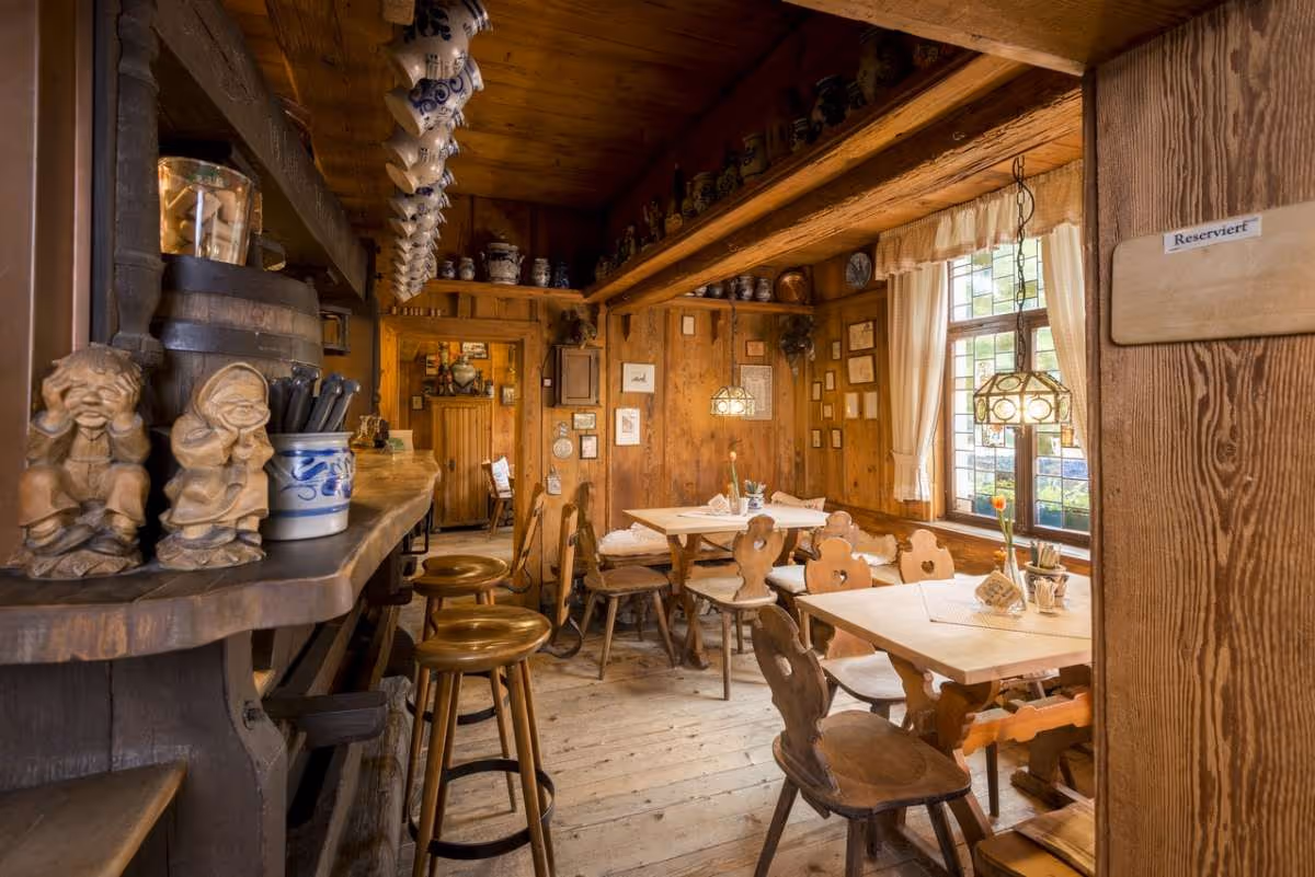 die gemütliche Holz-Einrichtung des alten Simpl - die Stube