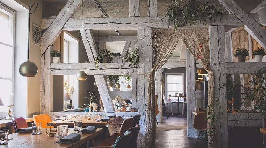 das Restaurant Herzstück innen meit seinen alten Holzubalken