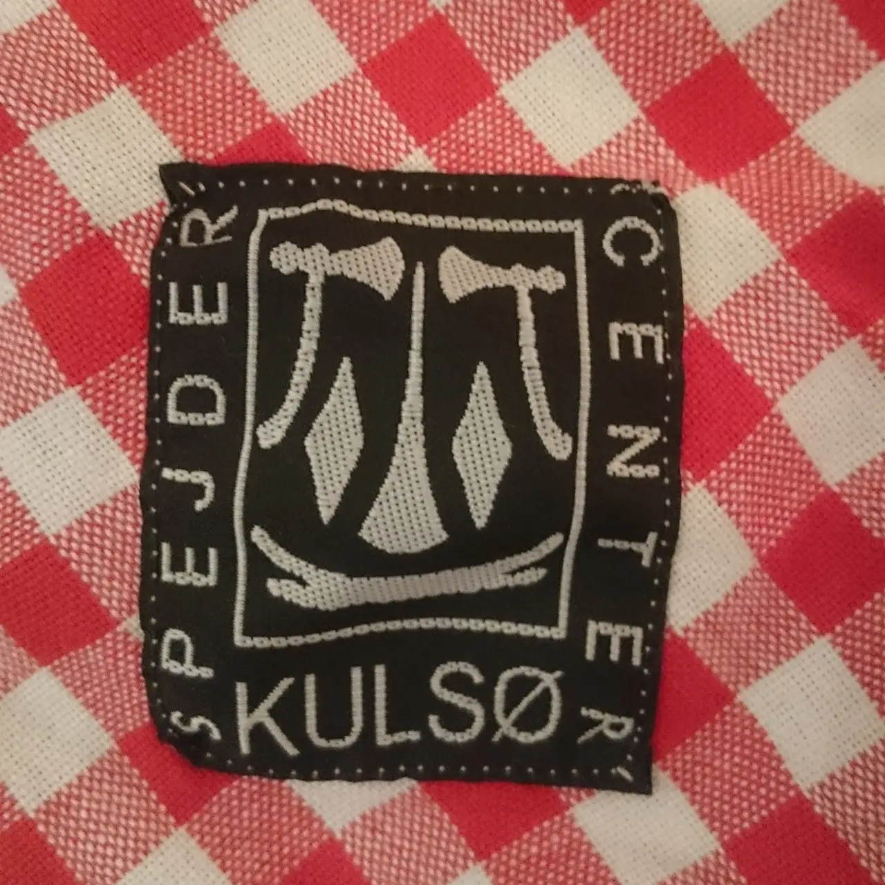 An embroidered logo of Kulsø Spejdercenter