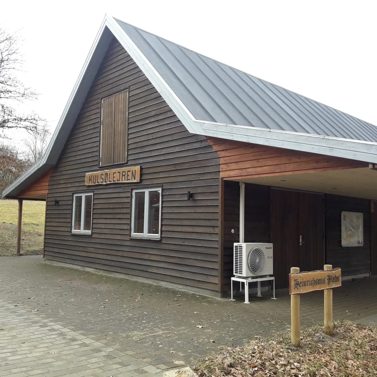 A wooden building with a sign that says Kulsøhytten