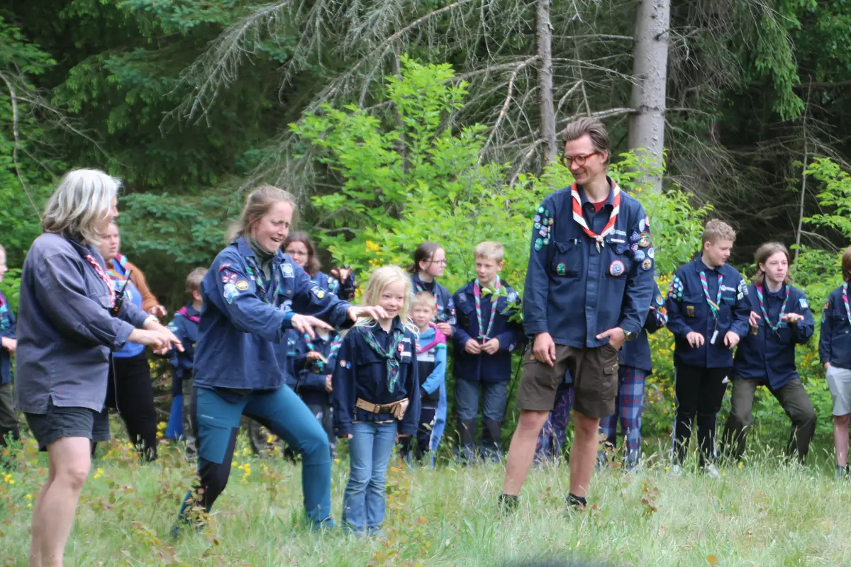 A bunch of people gathering around a kid