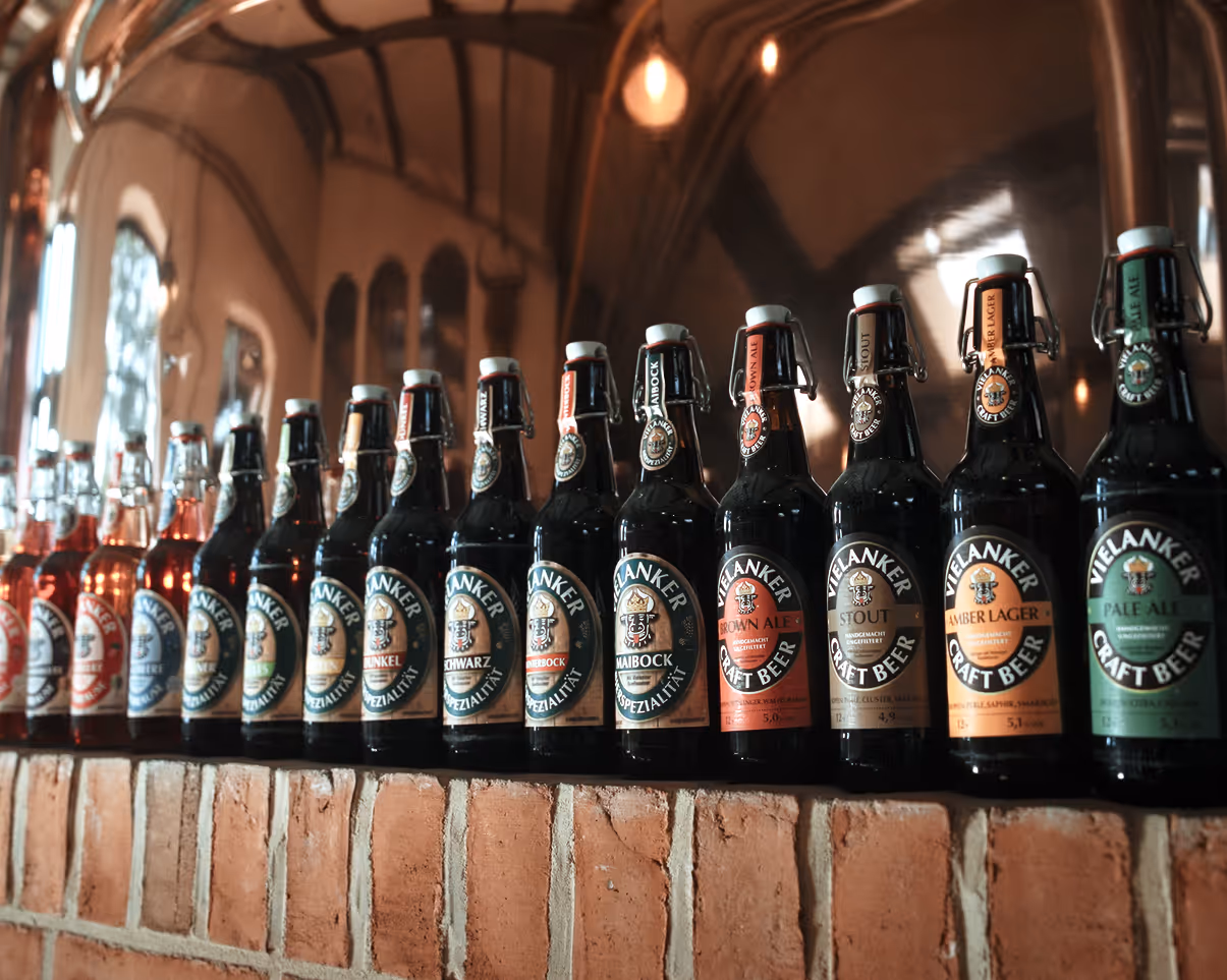 Die Sortenvielfalt der Vielanker Brauerei: Verschiedene Craft-Bier-Spezialitäten auf dem rustikalen Backsteintresen präsentiert.