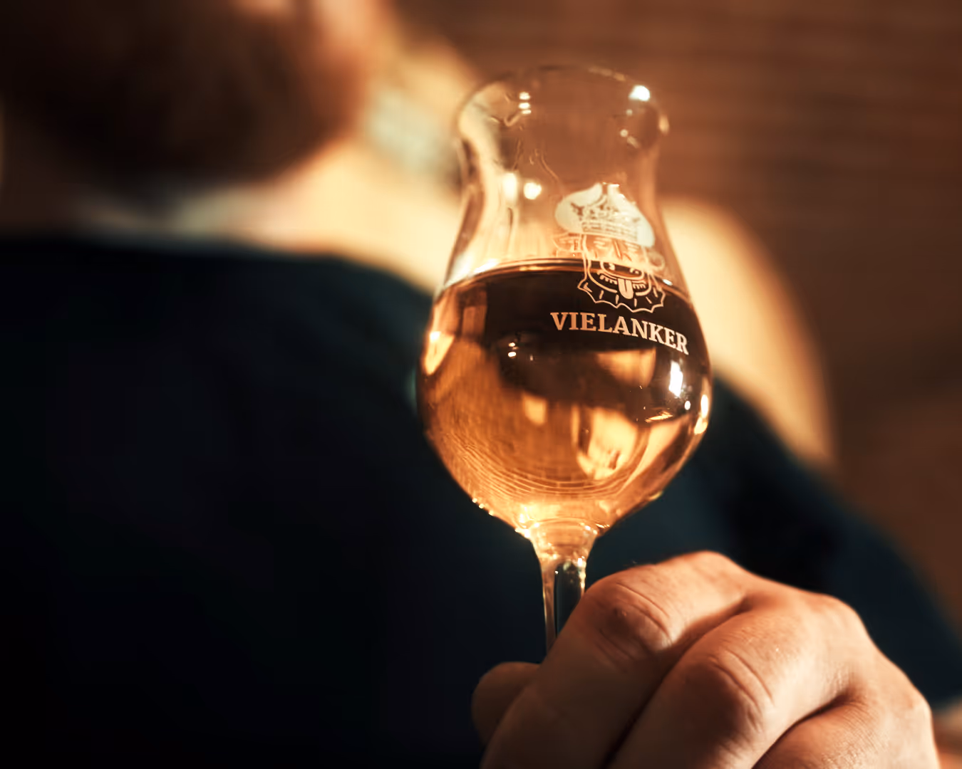 Nahaufnahme eines Glases Vielanker Spezialität mit dem markanten Auerochsen-Logo und Schriftzug – Qualität aus Mecklenburg.