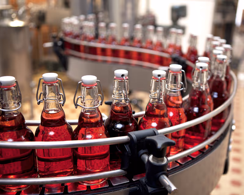 Abfüllung der roten Vielanker Fassbrause in Glasflaschen in der hauseigenen Brauerei-Anlage.