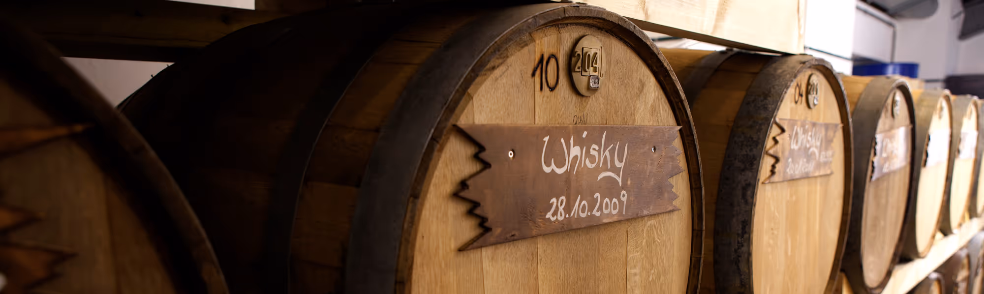 Langjährige Reifung in der Vielanker Destille: Eichenfässer mit handgeschriebenen Details zum Whisky-Jahrgang.