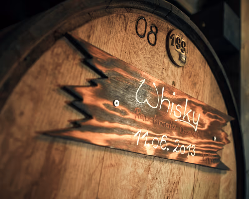 Langjährige Reifung in der Vielanker Destille: Eichenfässer mit handgeschriebenen Details zum Whisky-Jahrgang.