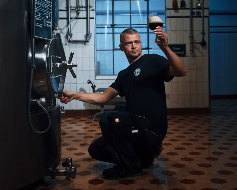 Qualitätskontrolle durch den Braumeister: Prüfung der Farbe und Schaumkrone eines frisch gebrauten Vielanker Dunkelbieres im Sudhaus.