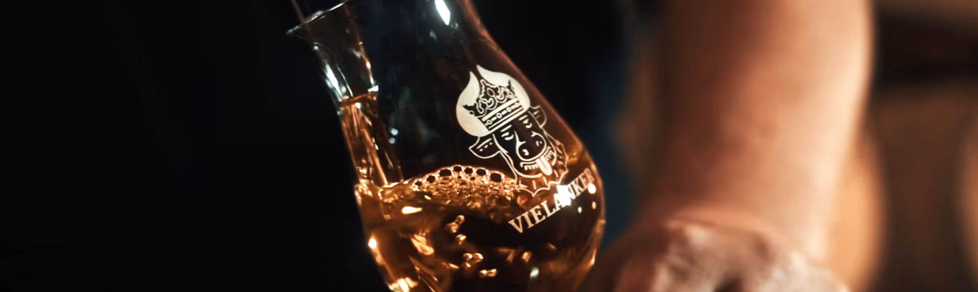 Nahaufnahme eines Glases Vielanker Spezialität mit dem markanten Auerochsen-Logo und Schriftzug – Qualität aus Mecklenburg.