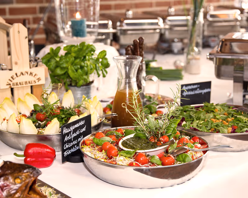 Frisches regionales Salatbuffet als Teil des Vielanker Event-Caterings für Feiern und Veranstaltungen.
