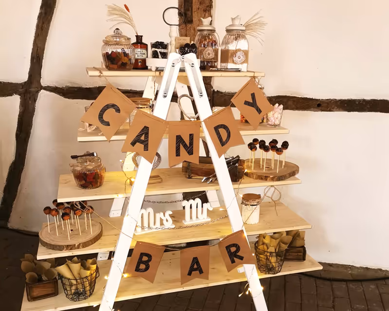 Liebevoll gestaltete Candy-Bar im Vintage-Stil für eine Hochzeit oder Familienfeier im Vielanker Brauhaus.
