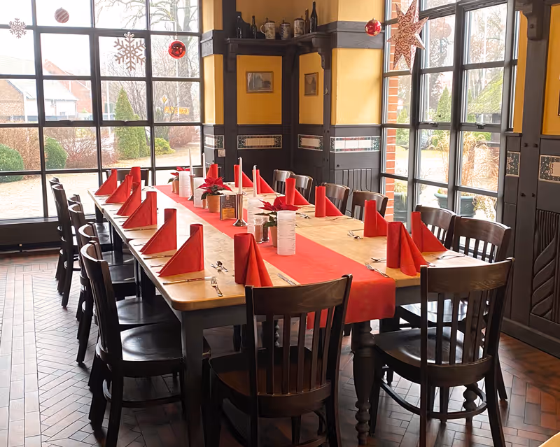 Festlich gedeckte Tafel für die Weihnachtsfeier im Vielanker Brauhaus mit Blick durch die Panoramafenster.