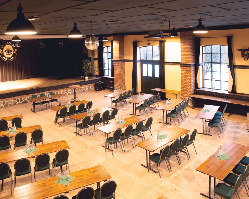 Lichtdurchfluteter Veranstaltungssaal für große Konferenzen und Events im Vielanker Brauhaus mit moderner Präsentationstechnik.