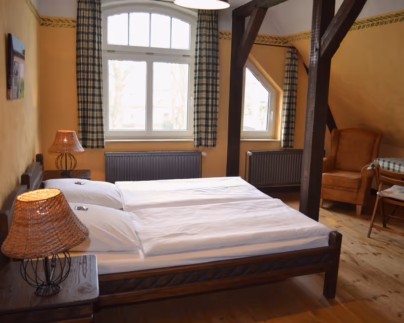 Übernachten im Landhausstil: Gemütliches Doppelzimmer im Hotel Vielanker Brauhaus mit Blick ins Grüne.