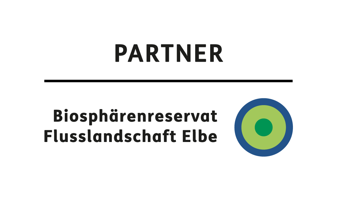 Logo mit der Aufschrift Partner und Biosphärenreservat Flusslandschaft Elbe neben einem kreisförmigen Symbol in Blau, Grün und Dunkelgrün.