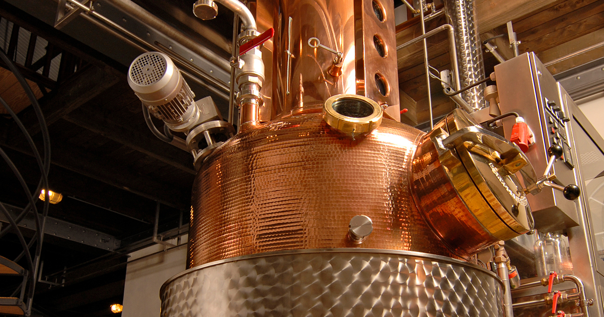Detailaufnahme der handgefertigten Kupfer-Brennkessel in der Vielanker Destille zur Herstellung von Whisky und Spirituosen.