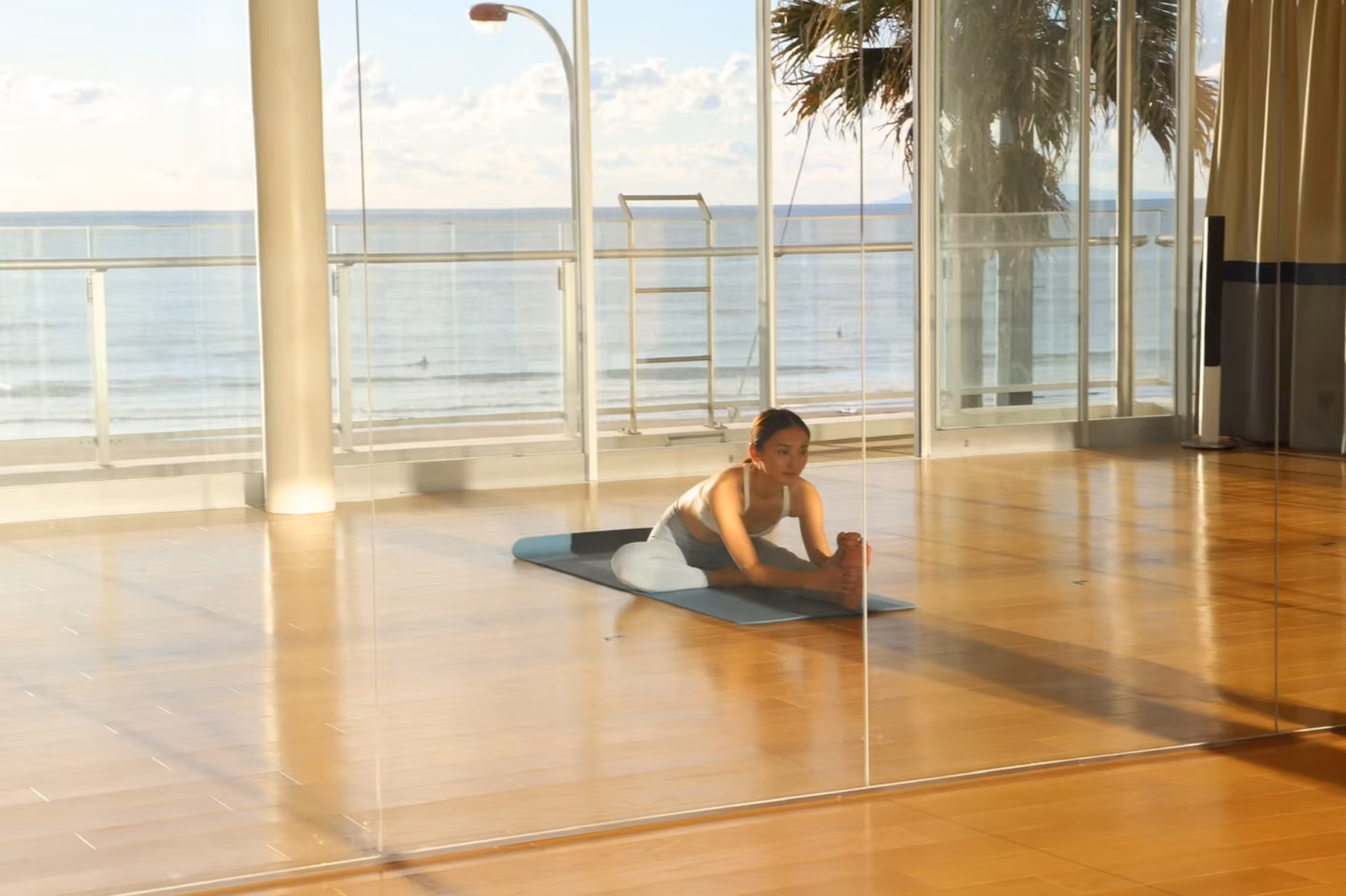 Yoga al aire libre junto a un lago tranquilo