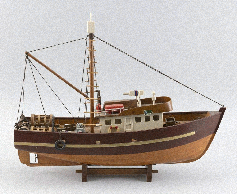Modelo detallado de un barco pesquero de madera con mástil y cabrestante sobre soporte.