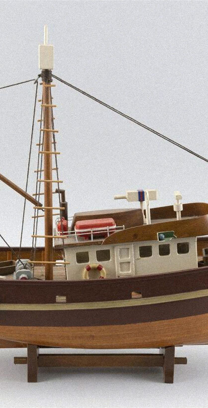 Maqueta de barco de madera con mástil alto, cubierta con ventanas y detalles como un salvavidas y botes salvavidas.