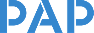Logo avec les lettres bleues majuscules P A P sans décoration supplémentaire.