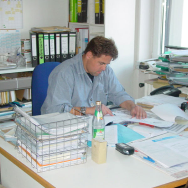 Michael Axenbeck übernimmt den Betrieb und gründet die Schreinerei Axenbeck GmbH.