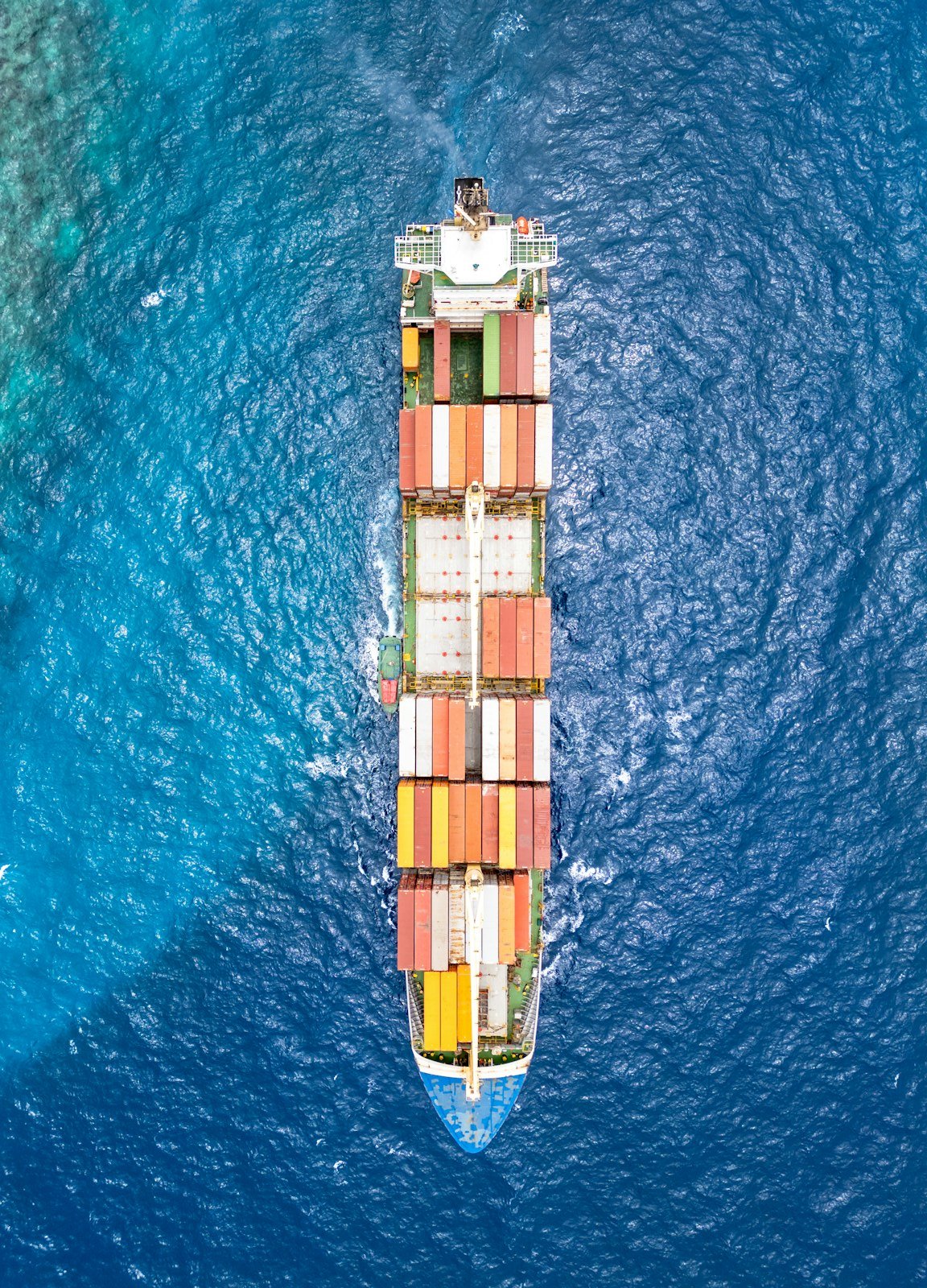 Buque portacontenedores navegando en mar abierto, vista aérea