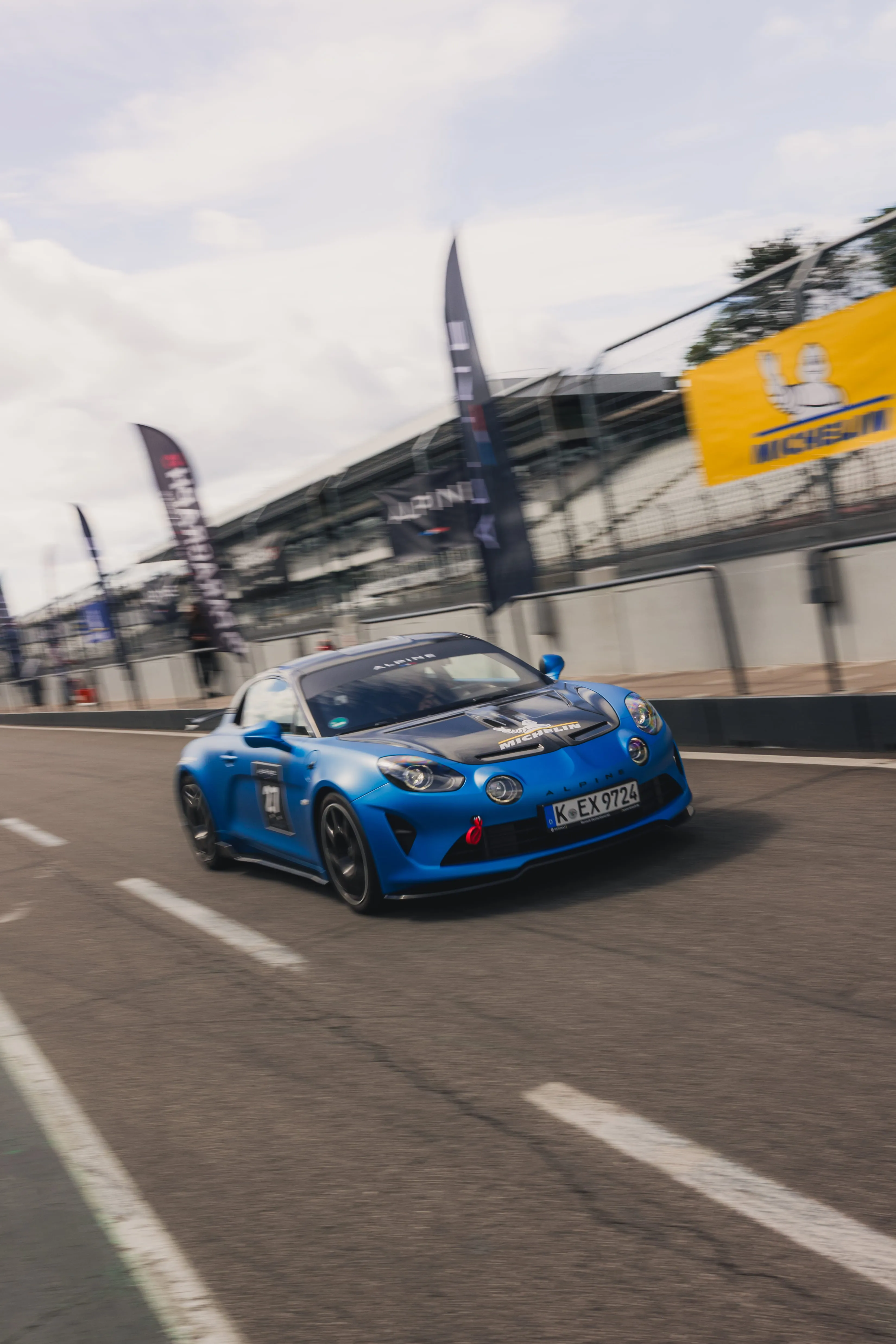 voiture de sport bleue sur circuit