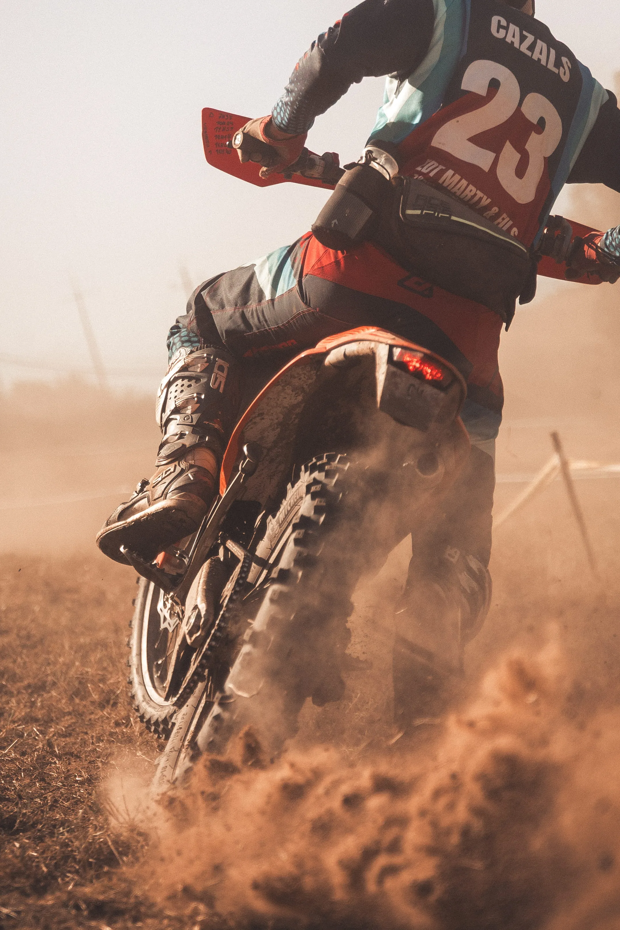 pilote de motocross en pleine accélération