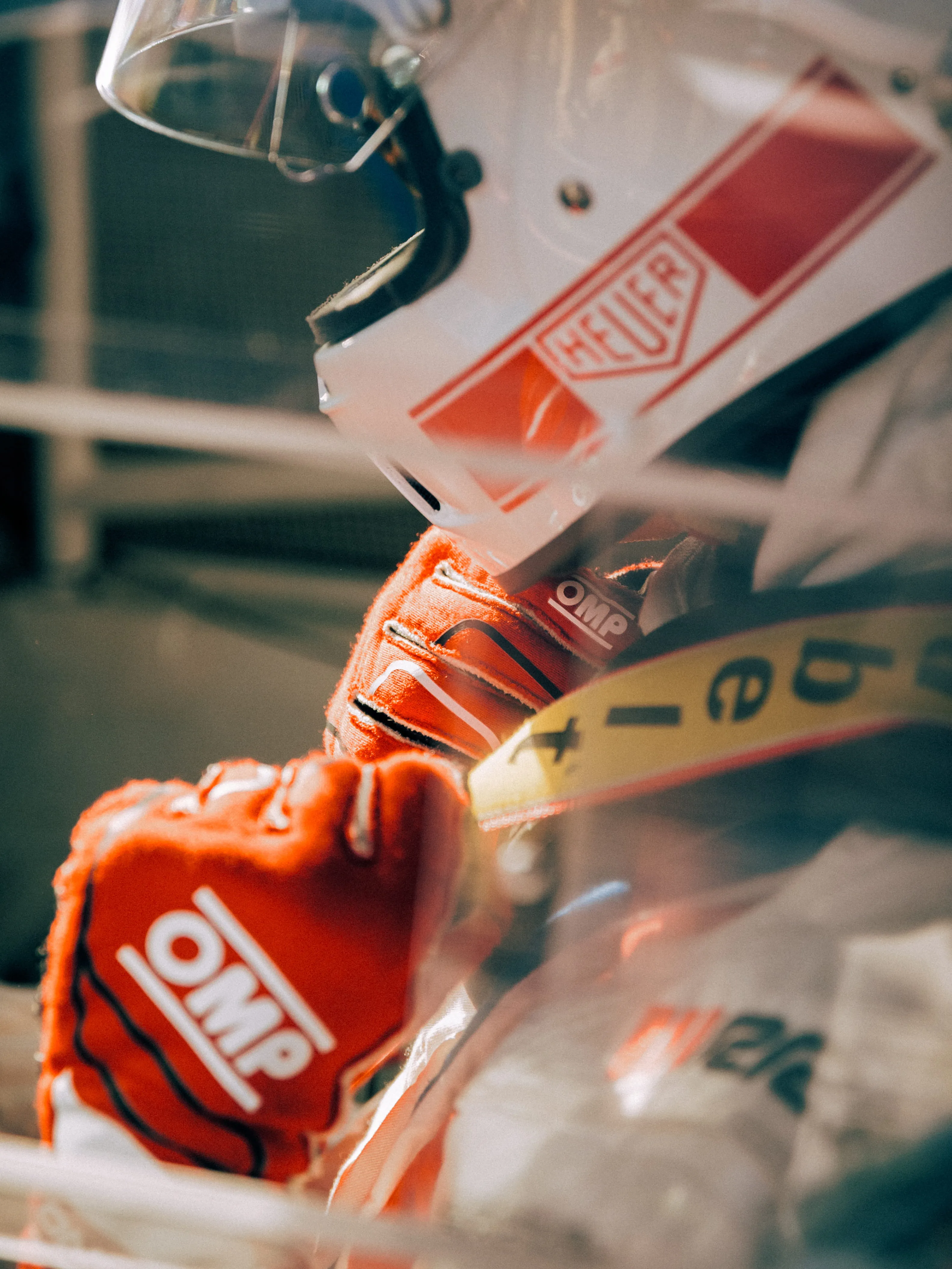 pilote automobile ajustant ses gants