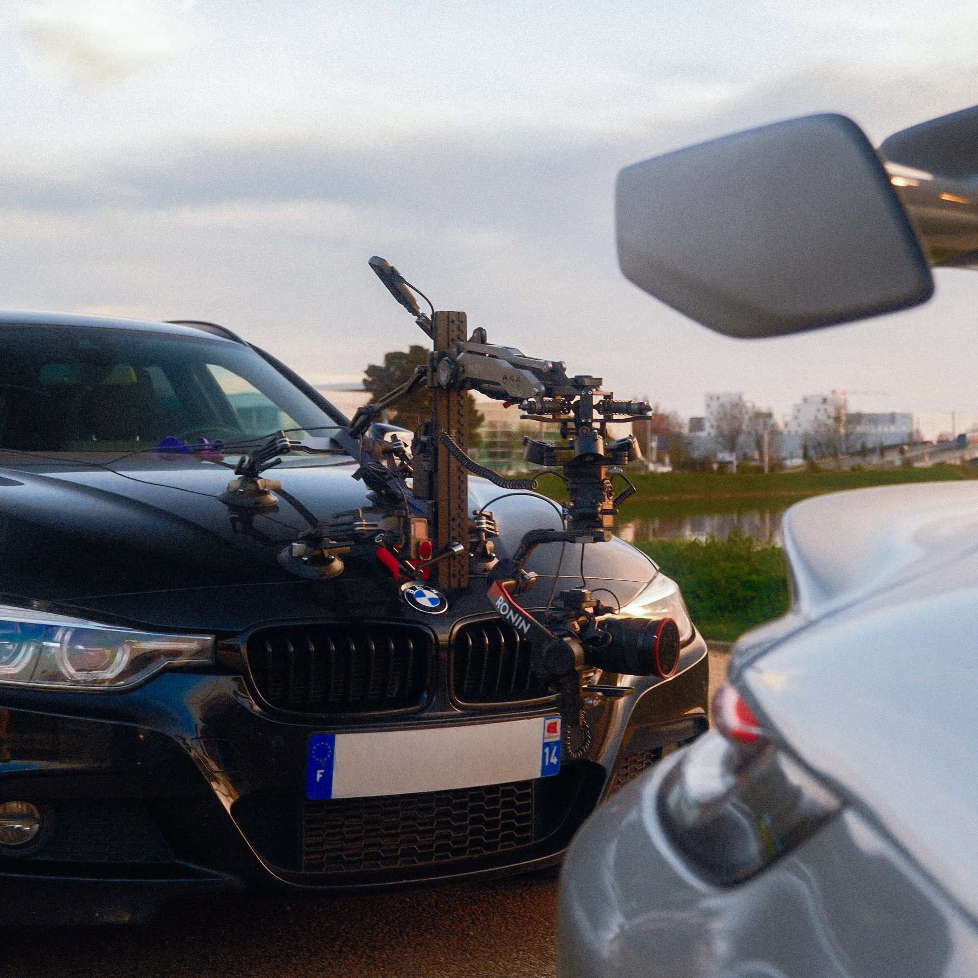 caméra montée sur un véhicule lors d’un tournage automobile