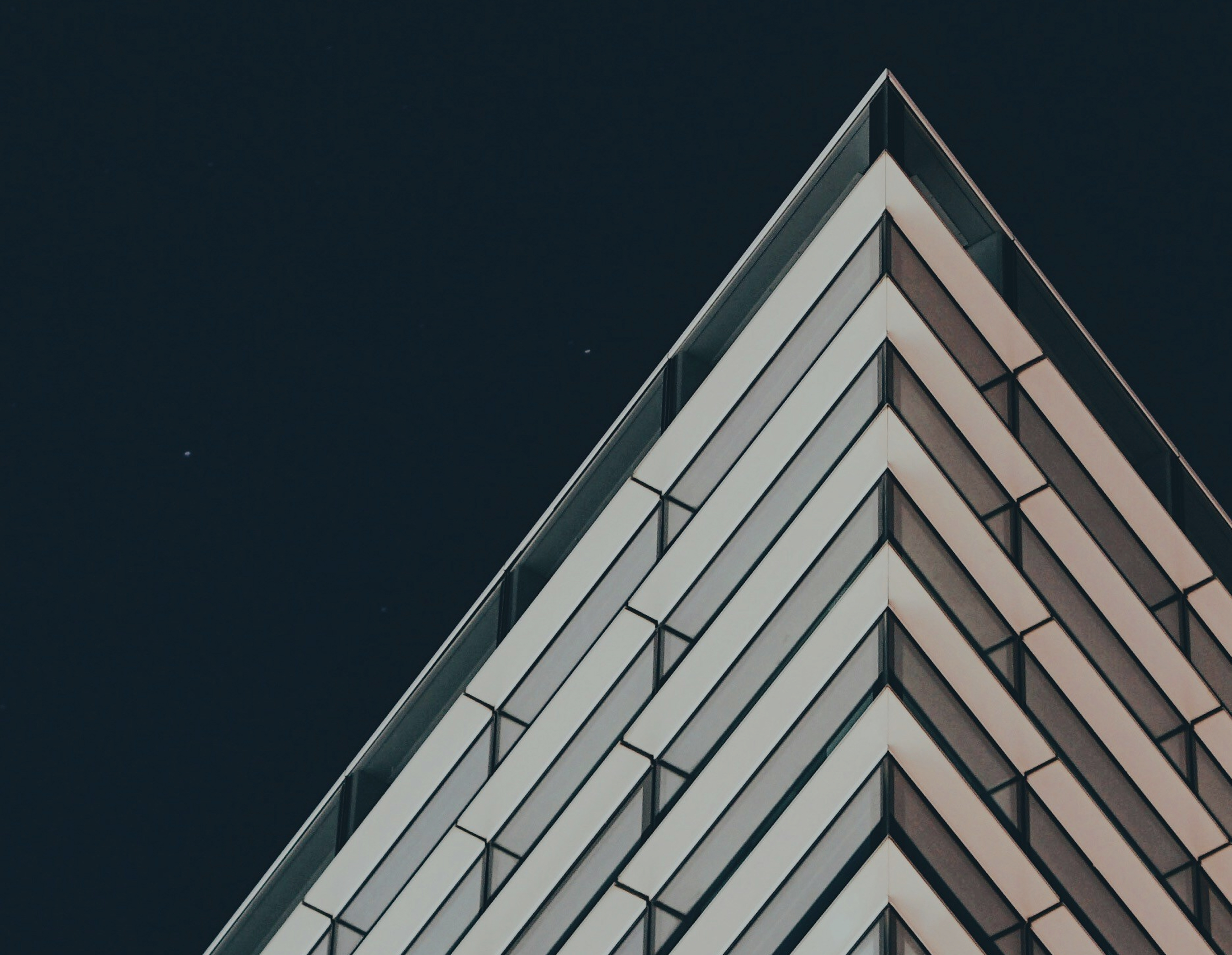 Moderne Büroarchitektur mit Glasfassade