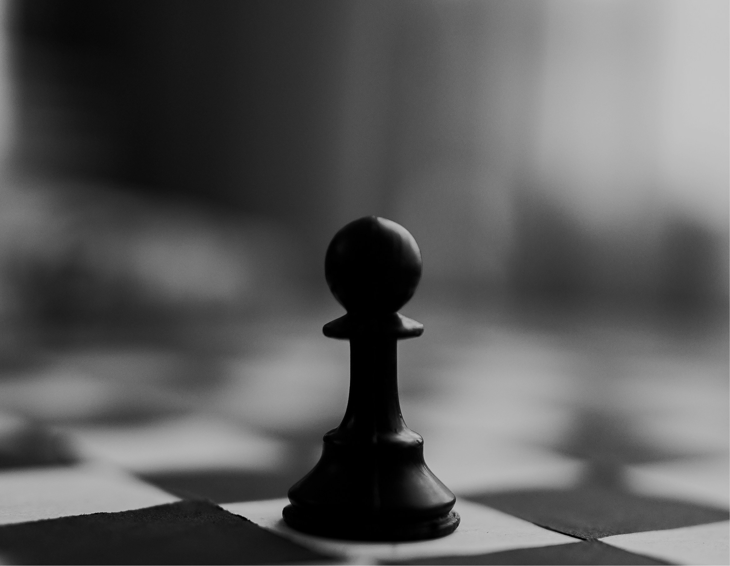 Schachfigur auf Schachbrett als Symbol für Strategie