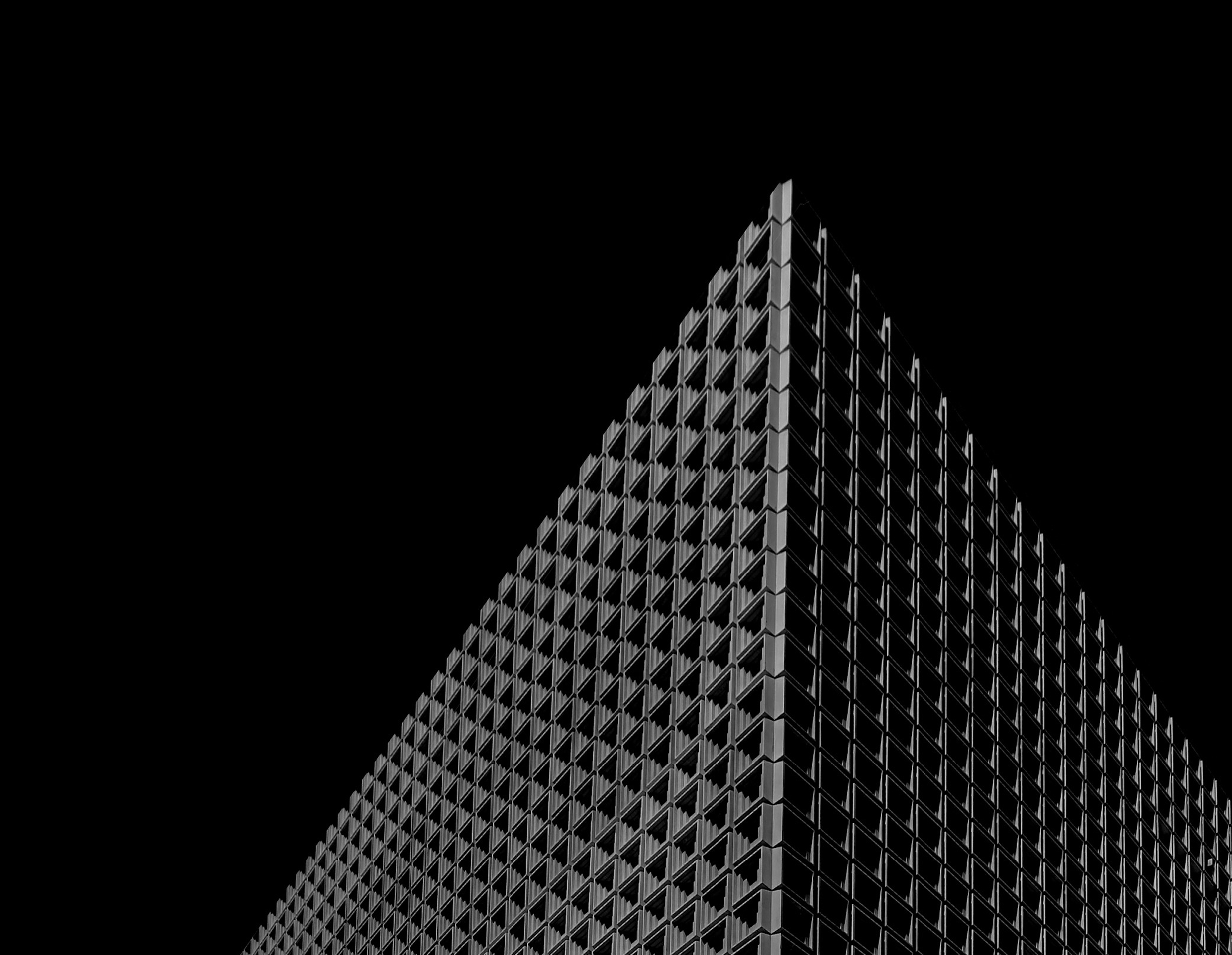 Moderne Hochhausarchitektur mit geometrischer Perspektive