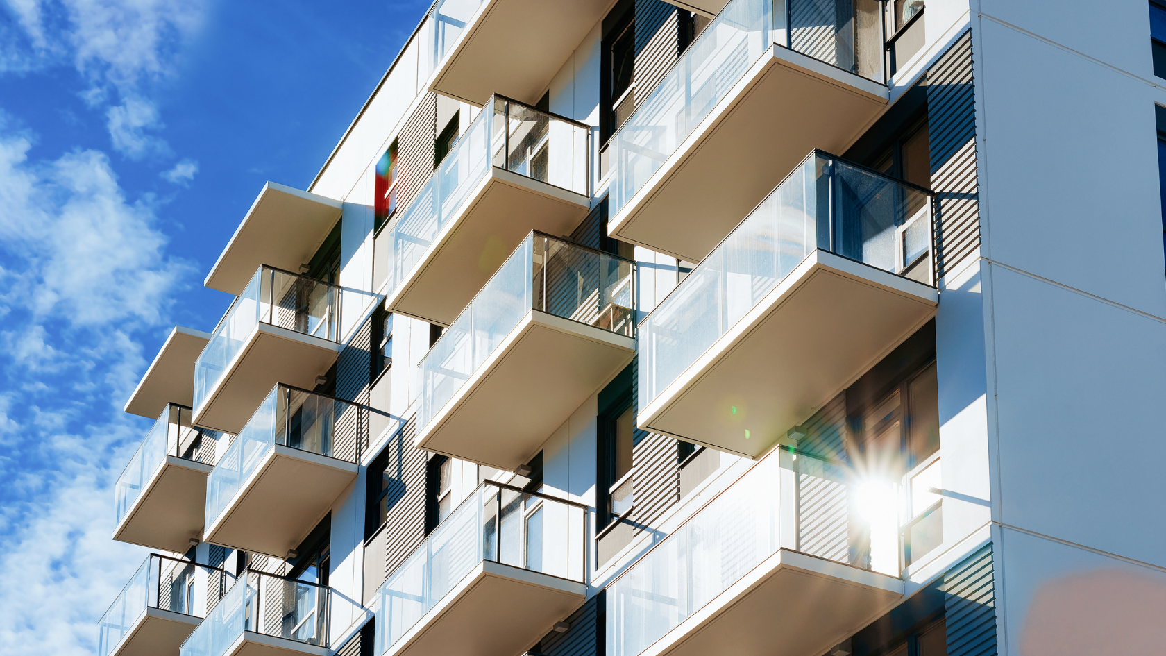 Wohngebäude mit Balkonen und moderner Architektur