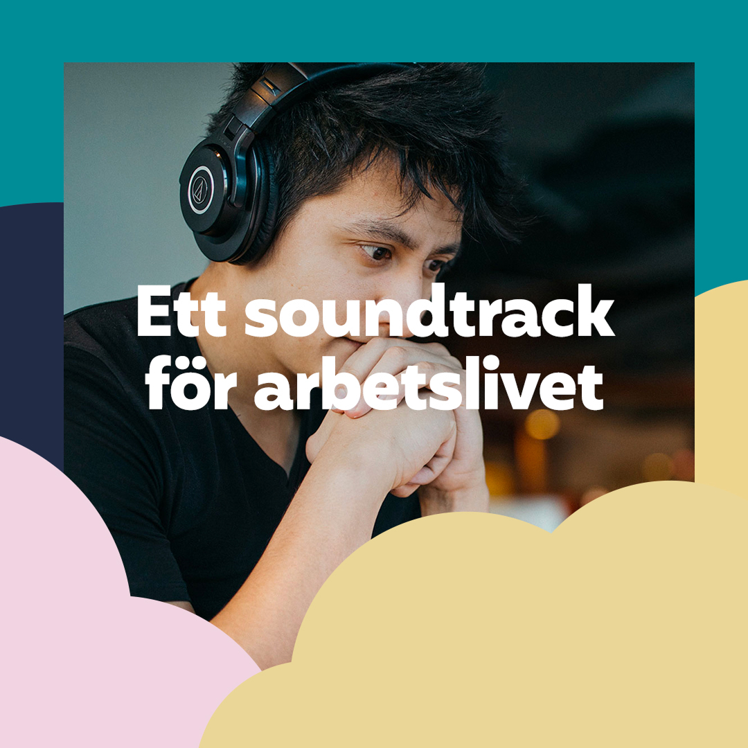 En person med mörkt hår bär stora svarta hörlurar och tittar fokuserat nedåt med händerna knäppta framför ansiktet. Över bilden ligger den vita texten "Ett soundtrack för arbetslivet". Motivet är inramat av abstrakta, mjuka former i färgerna mörkblått, turkos, rosa och gult.