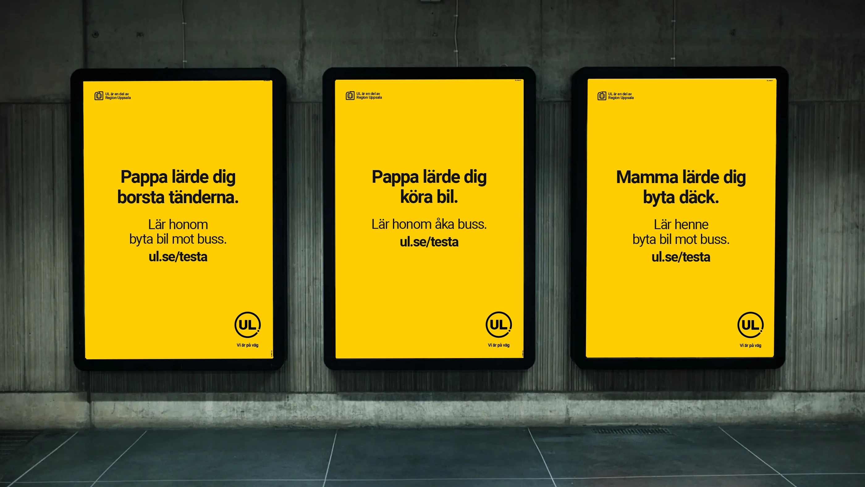 Tre gula reklampelare från kollektivtrafikbolaget UL i en tunnelbanemiljö eller ett stationsområde. Pelarna har svart text på svenska som uppmanar till att hjälpa sina föräldrar att resa mer hållbart.