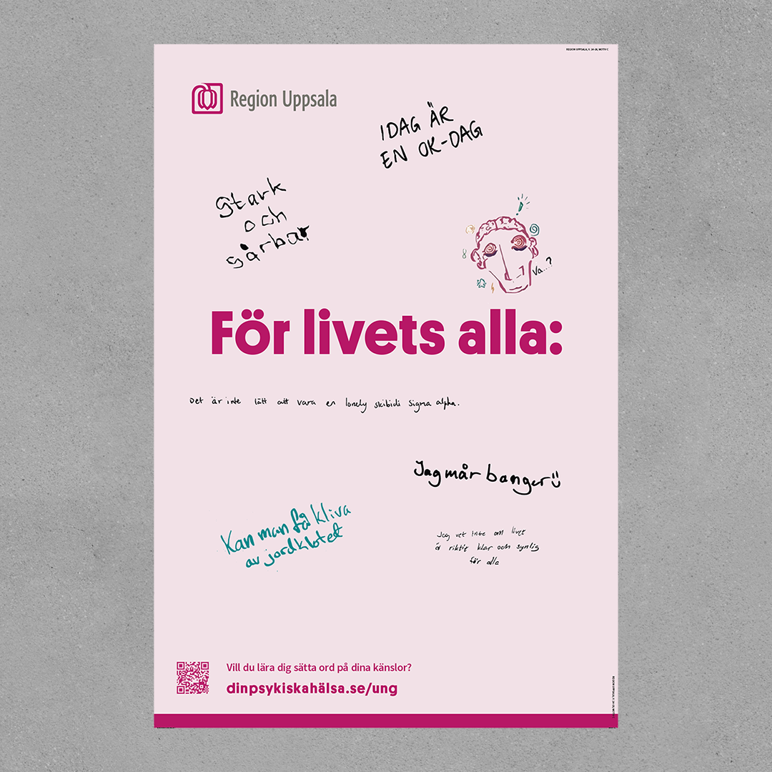 En ljusrosa reklamaffisch från Region Uppsala monterad mot en grå bakgrund. Affischen har stor rosa text med budskapet "För livets alla:" omgiven av handskrivna anteckningar som "Stark och sårbar" och "Kan man få kliva av jordklotet".