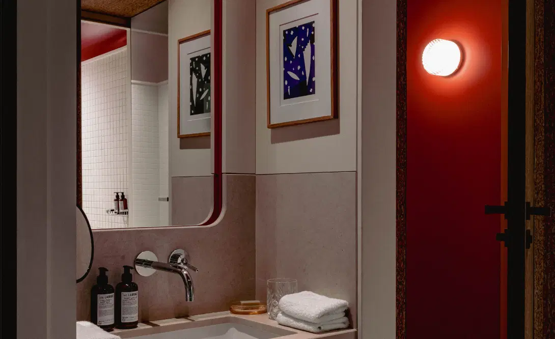 Stylish bathroom at Experimental Marais, featuring elegant design and modern amenities.