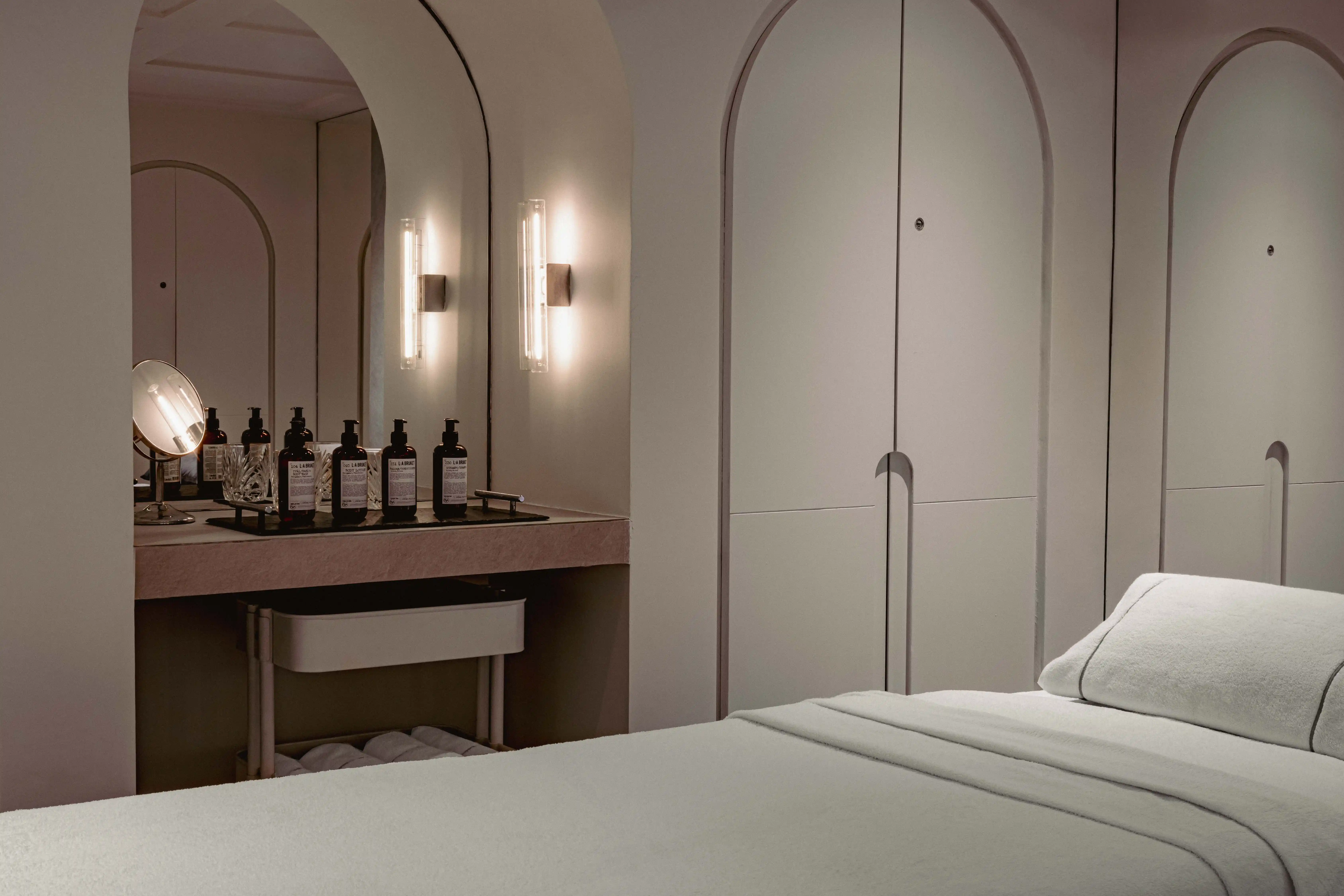 Another elegant room at Experimental Marais, offering comfort and style in Paris.