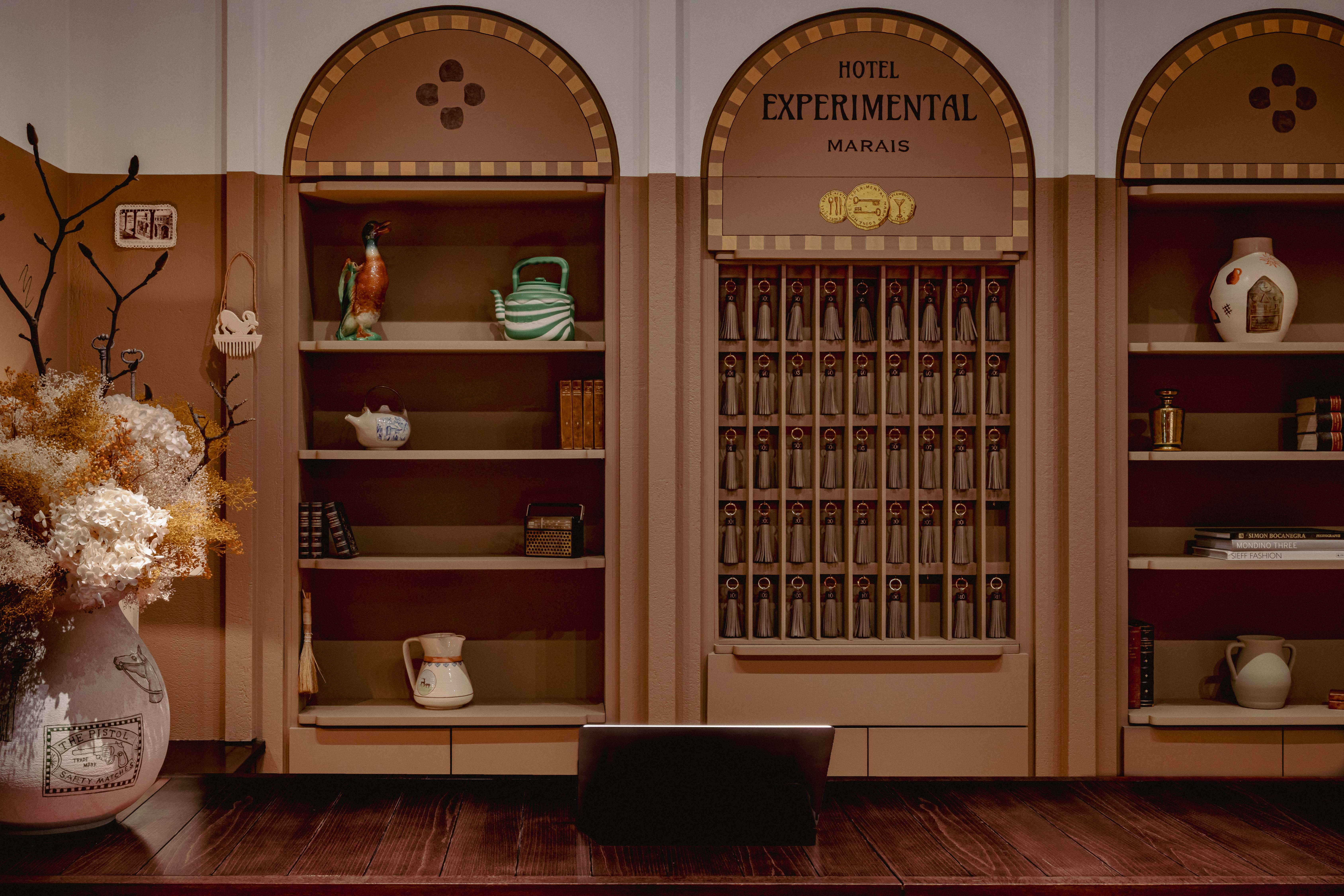 Experimental Maris reception desk