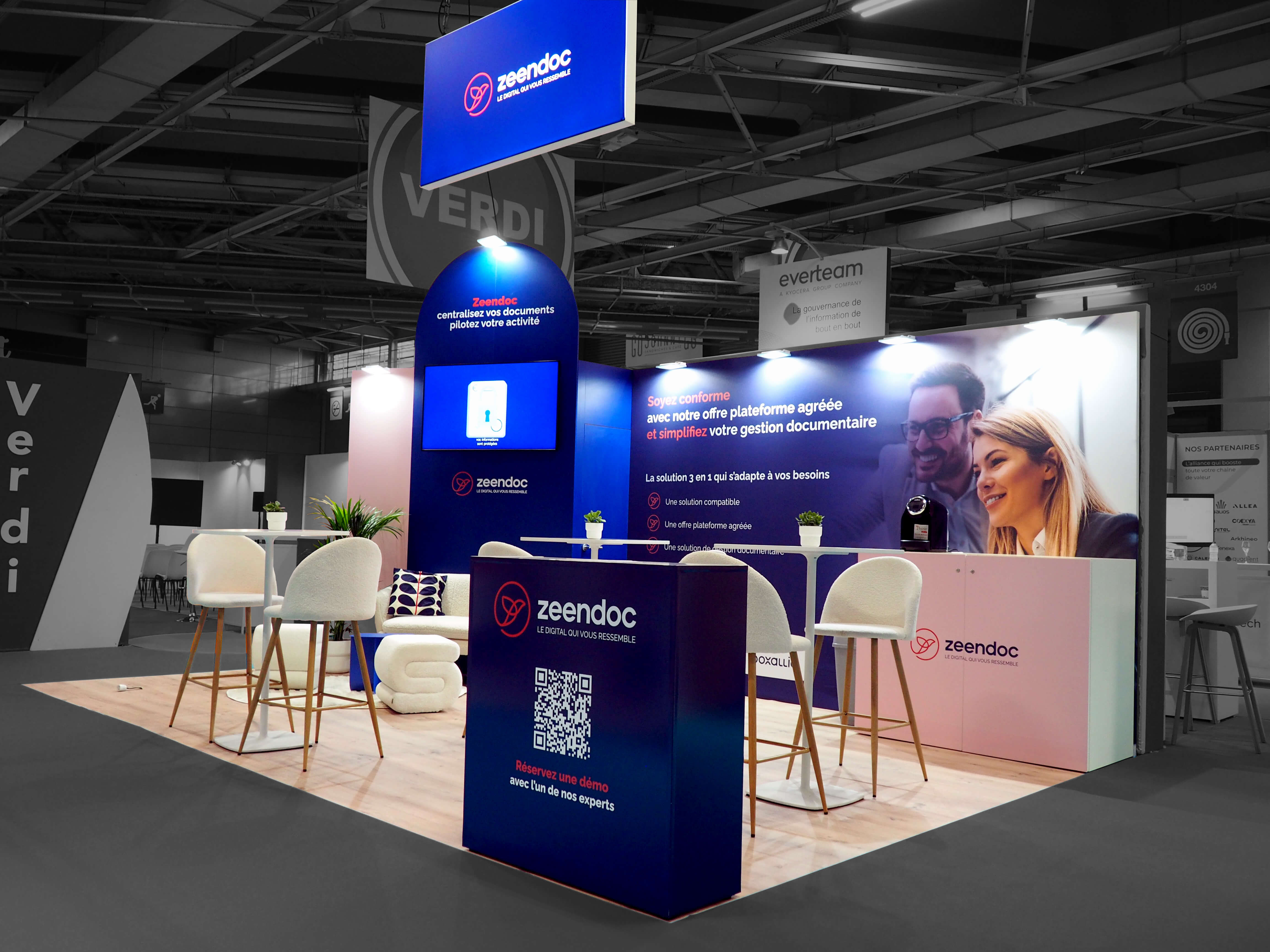 Stand sur-mesure Zeendoc au salon Documation – vue d'ensemble avec arche à écran et enseigne suspendue