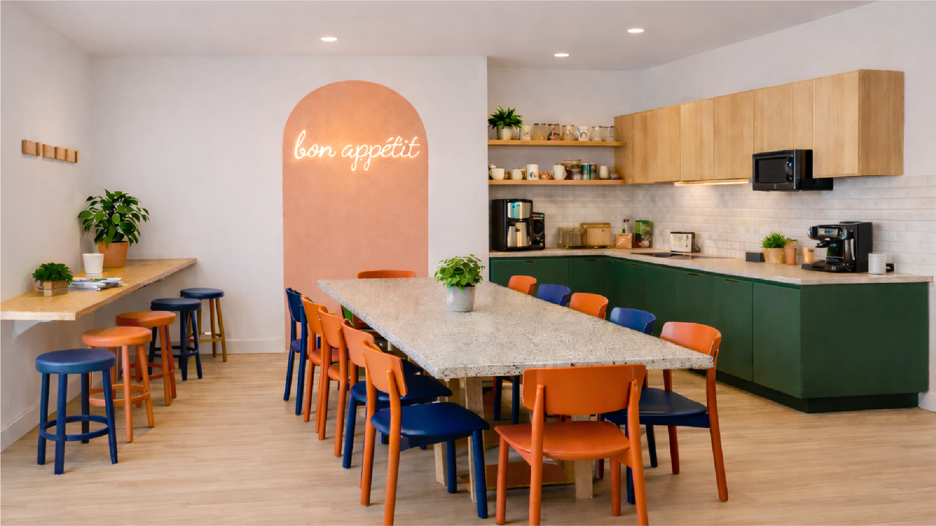 Agencement d'une cuisine d'entreprise colorée réalisé par l'Agence No Idea