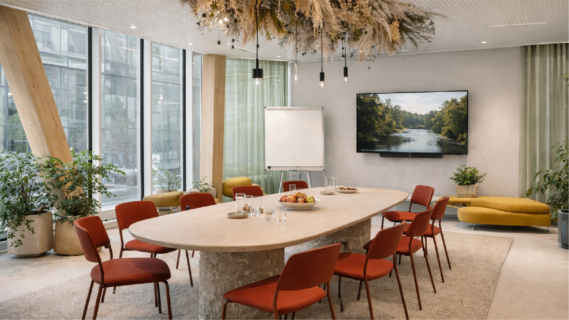 Salle de réunion sur-mesure en quartier d'affaires avec table sur mesure et végétation intégrée